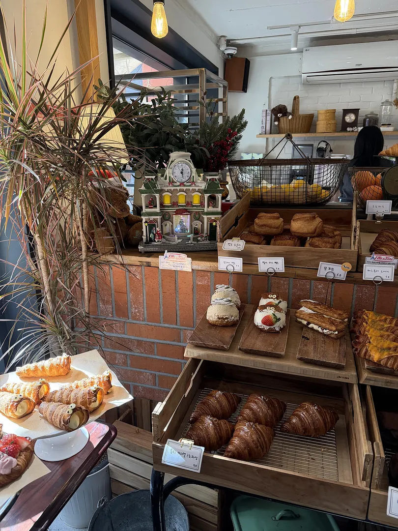 A Cozy Bakery Café Just Minutes from Gangnam Station  (3/5)