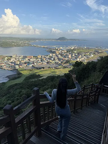 Where Jeju’s Sunrise Meets the Sea (4/5)