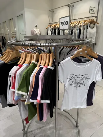 Found one of the cheapest clothing stores in Myeongdong! (2/5)