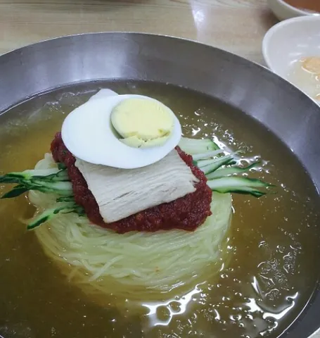 Summer in Korea can get extremely hot, so we have many refreshing dishes to help us cool down! ☀️🧊 (2/3)