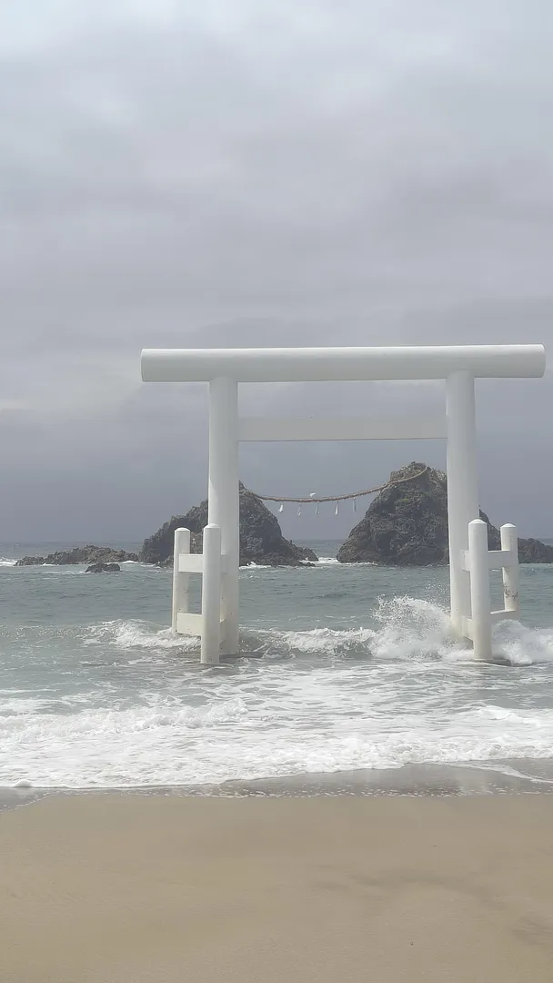 The floating White Torii Gate of Fukuoka (2/4)