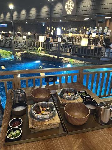     A Must-Visit Destination, Not Just a Food Court (1/5)