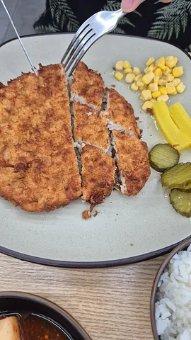 Craving some tonkatsu? 😋 (2/2)