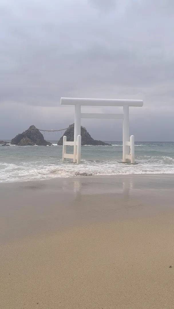 The floating White Torii Gate of Fukuoka (1/4)