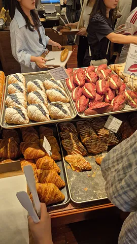 There’s a very famous bakery (2/5)