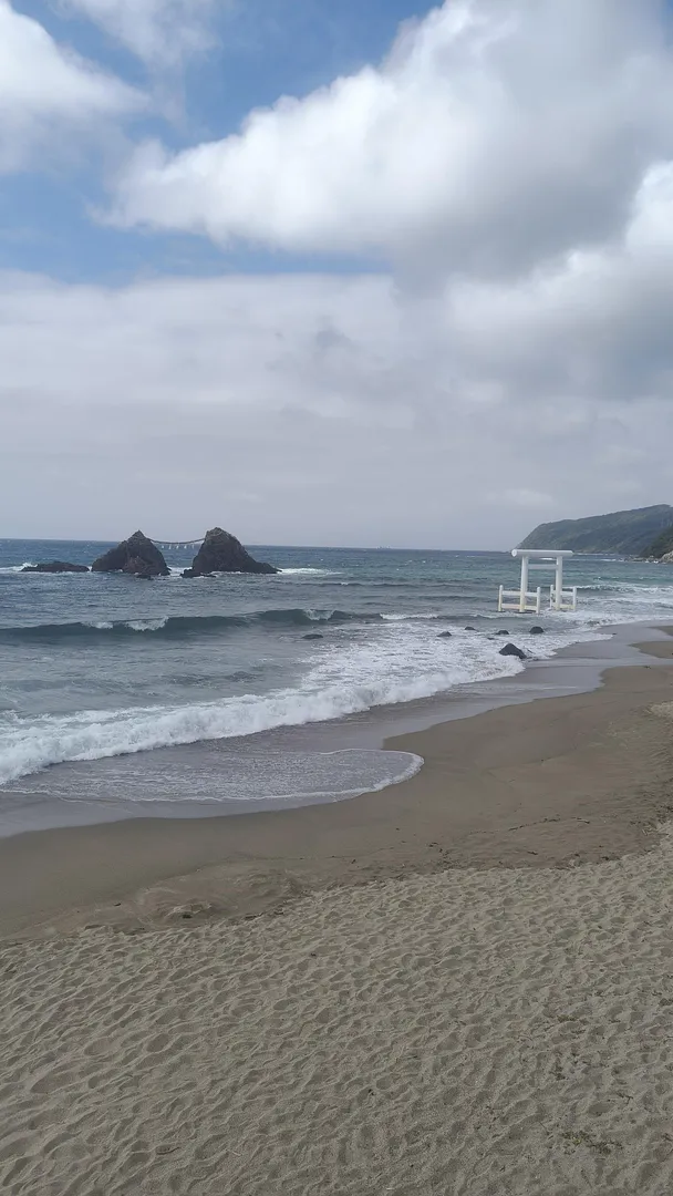 The floating White Torii Gate of Fukuoka (3/4)