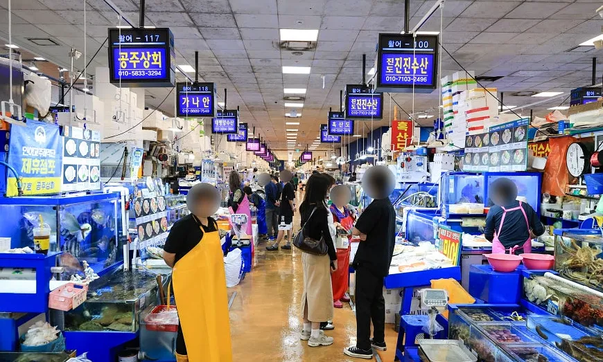 

If you want to experience the real local side of Seoul, don’t just visit cafés and tourist spots.

Visit a trad...