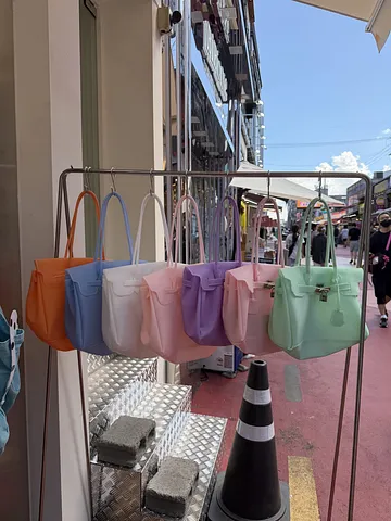 Did you know jelly bags are trending again in Korea? 👀🇰🇷 (1/5)