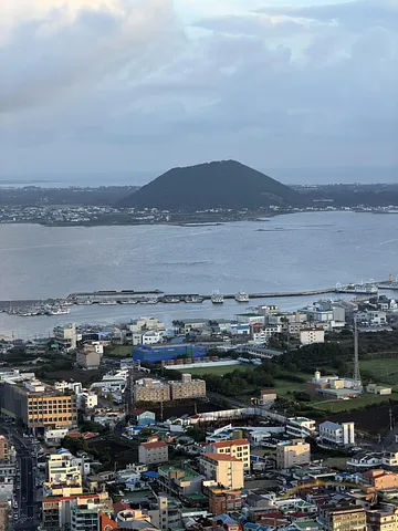 Where Jeju’s Sunrise Meets the Sea (3/5)