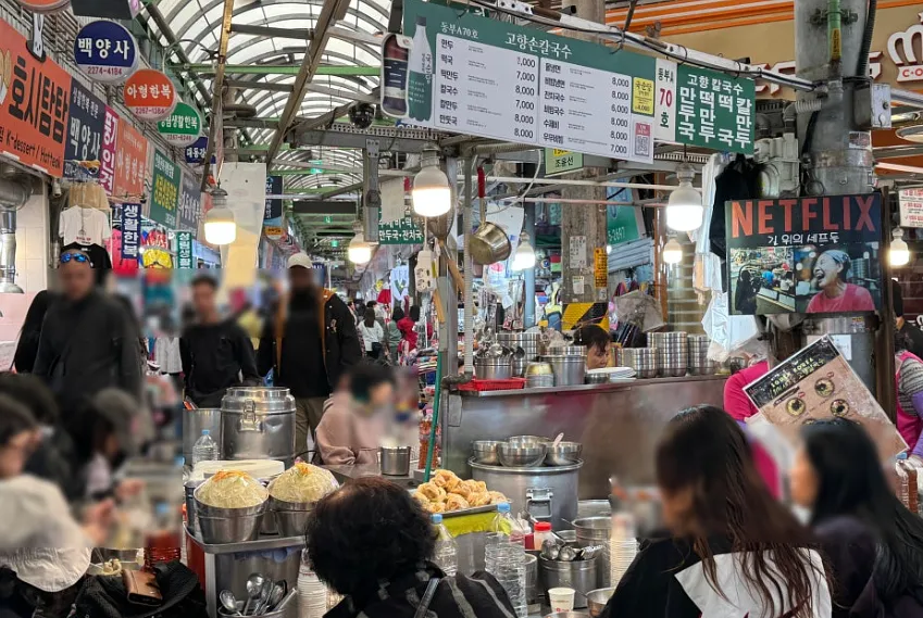 

If you want to experience the real local side of Seoul, don’t just visit cafés and tourist spots.

Visit a trad...
