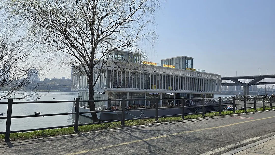 A Starbucks with a Han River view and Lotte World Tower in the background? (5/5)