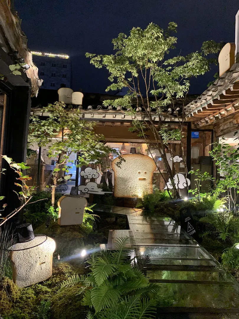 rainy night in ikseondong alley💕 (5/5)