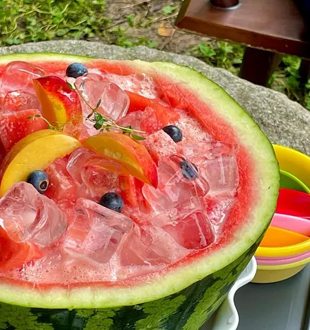 Summer in Korea can get extremely hot, so we have many refreshing dishes to help us cool down! ☀️🧊 (3/3)