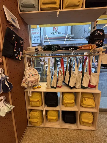 Found a cute little DIY spot in Myeongdong! (1/5)