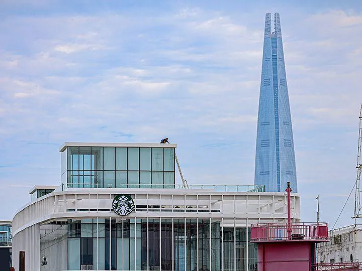 A Starbucks with a Han River view and Lotte World Tower in the background? (3/5)