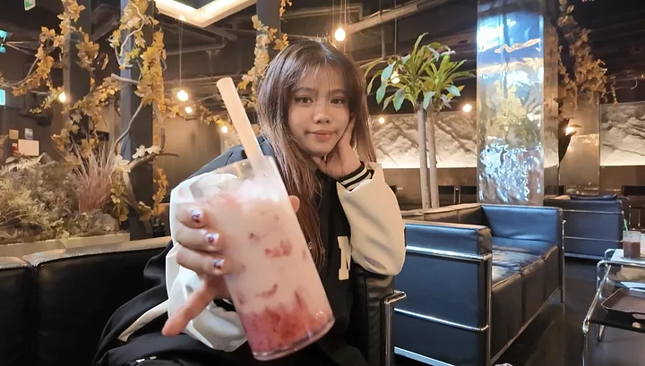A calm cafe inside Hongdae (1/4)
