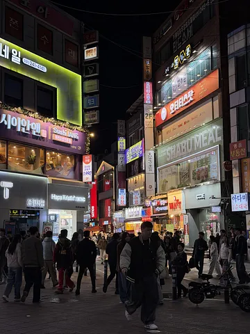 Myeongdong vibes, but with more locals than tourists (2/5)