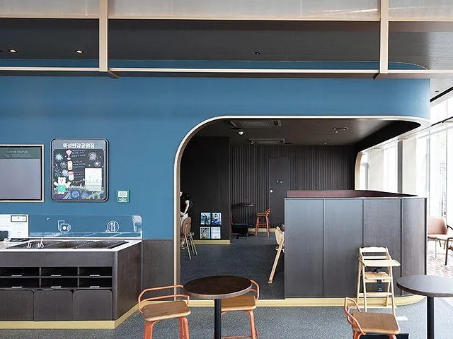 A Starbucks with a Han River view and Lotte World Tower in the background? (2/5)