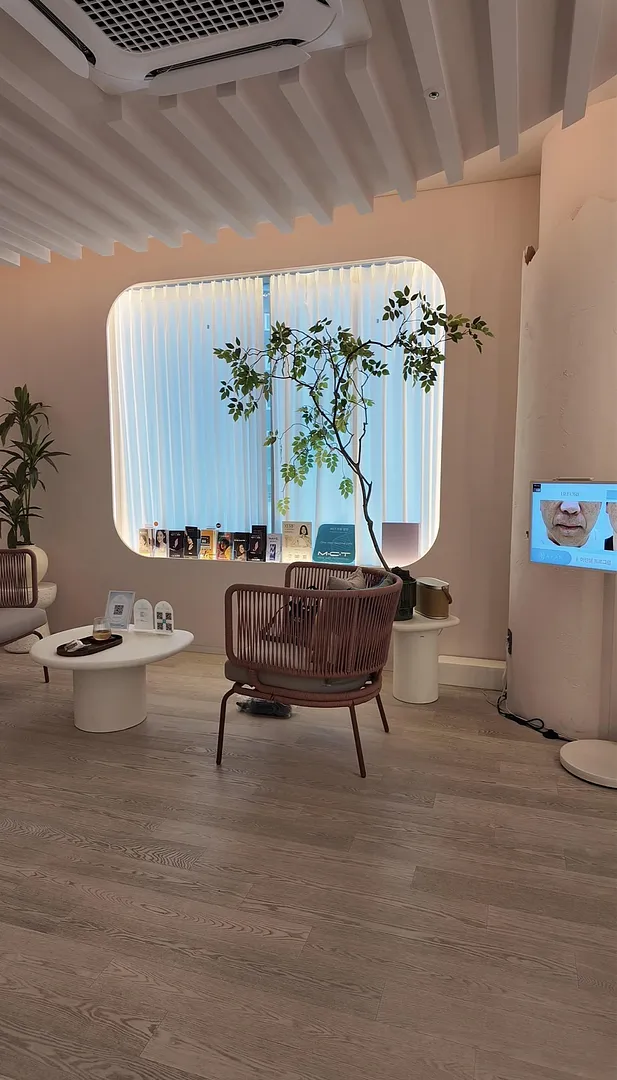 The Prettiest Clinic I ever been (1/4)