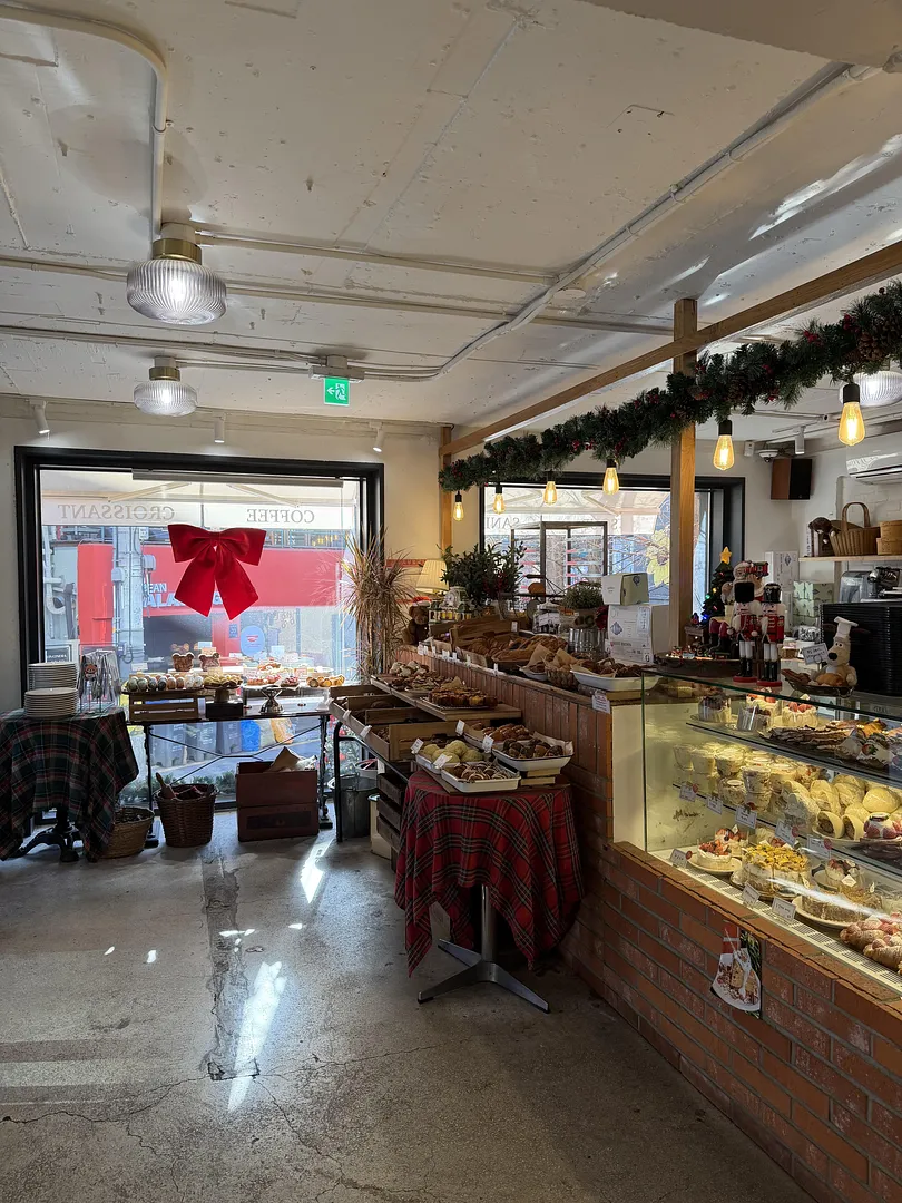 A Cozy Bakery Café Just Minutes from Gangnam Station  (5/5)