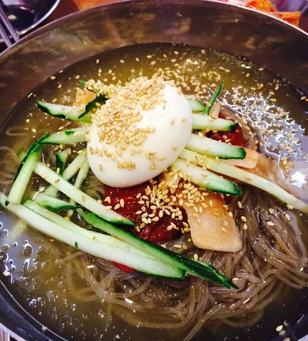 Summer in Korea can get extremely hot, so we have many refreshing dishes to help us cool down! ☀️🧊 (1/3)