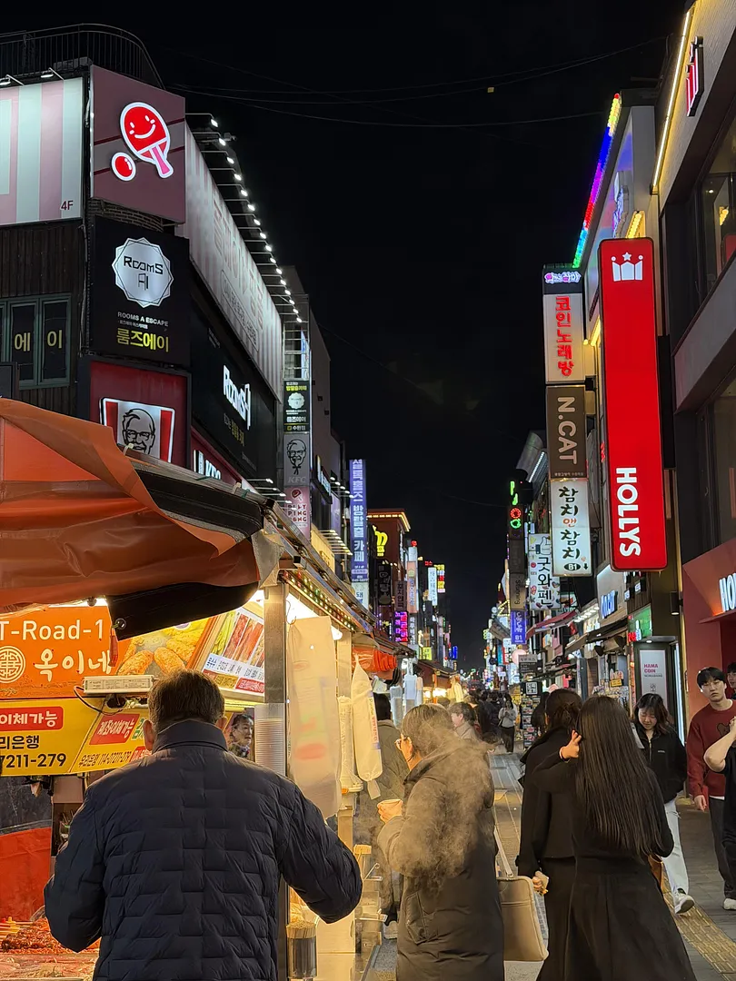 Myeongdong vibes, but with more locals than tourists (1/5)