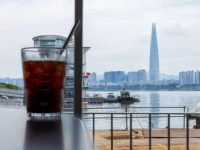 A Starbucks with a Han River view and Lotte World Tower in the background? (1/5)