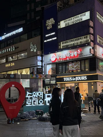 Myeongdong vibes, but with more locals than tourists (5/5)
