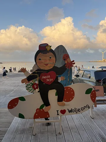 Woljeongri Beach (월정리해수욕장) (1/5)