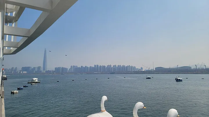 A Starbucks with a Han River view and Lotte World Tower in the background? (4/5)