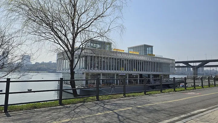 A Starbucks with a Han River view and Lotte World Tower in the background? (5/5)