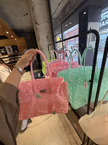 I found this super cute polka-dot jelly bag in Myeongdong! 😍  (1/2)