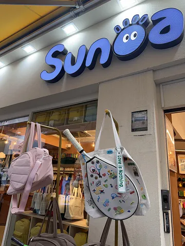 Found a cute little DIY spot in Myeongdong! (2/5)