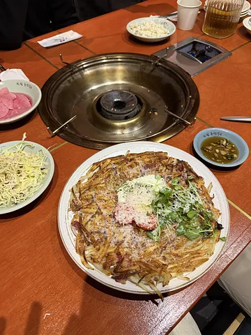 Myeongdong vibes, but with more locals than tourists (4/5)