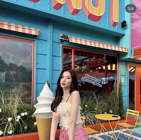 Twice Sana Picture spot! (2/4)